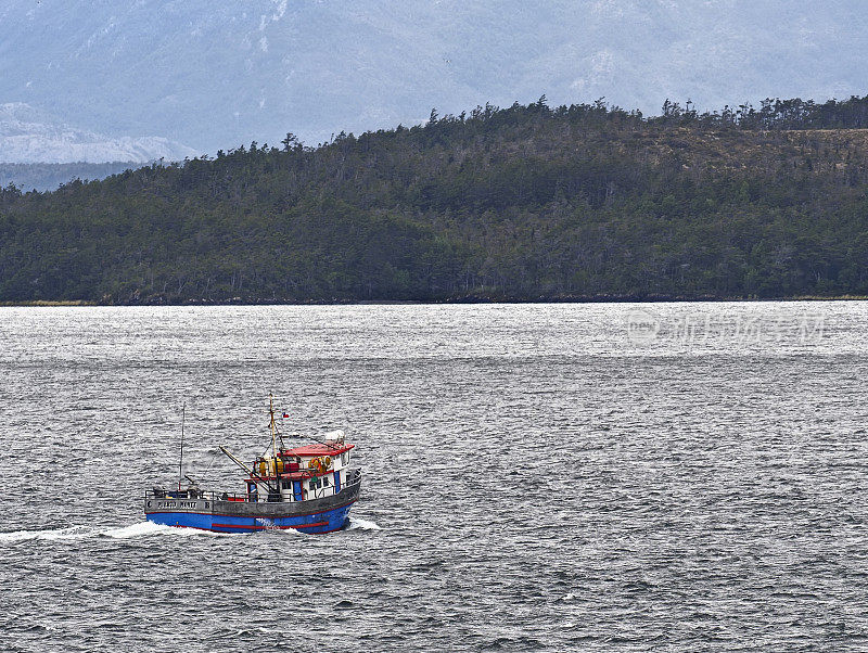智利峡湾里的一艘小渔船