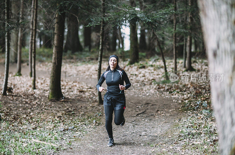 运动员在森林中奔跑