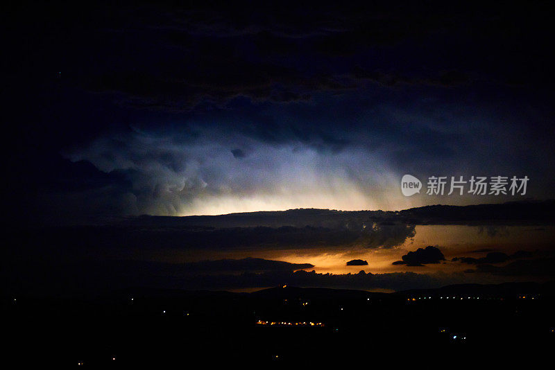 夜晚剪影山脉上的闪电