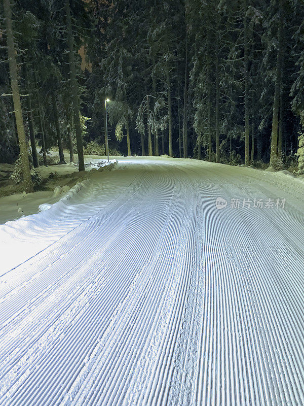 晚上看到的越野滑雪道