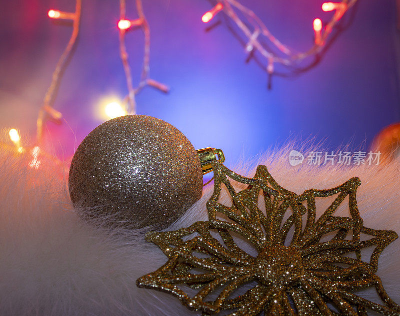 雪花和金球圣诞装饰在一个蓝色，皮姆克背景。新年快乐。