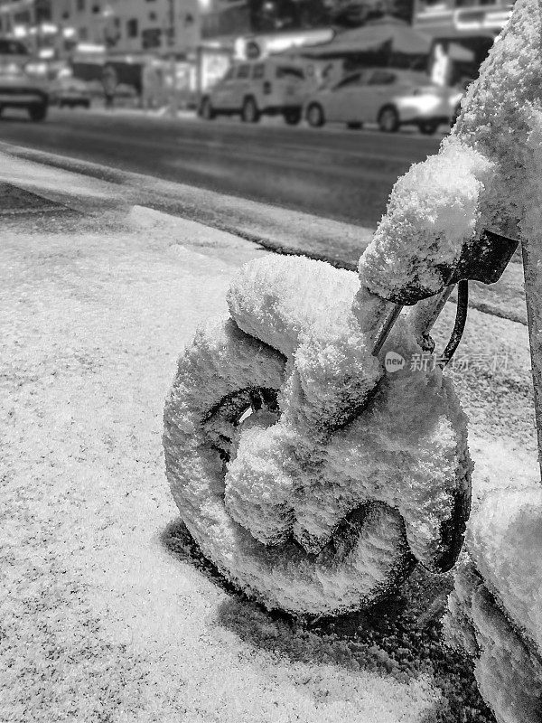 正在电动滑板车上下雪