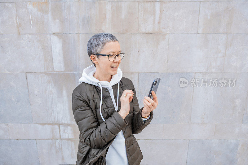 成熟女人在看智能手机上的视频