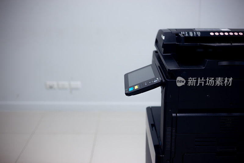 近景影印机或打印机是办公人员扫描和复印纸张的工具设备。