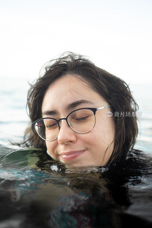 水里的女人，闭着眼睛