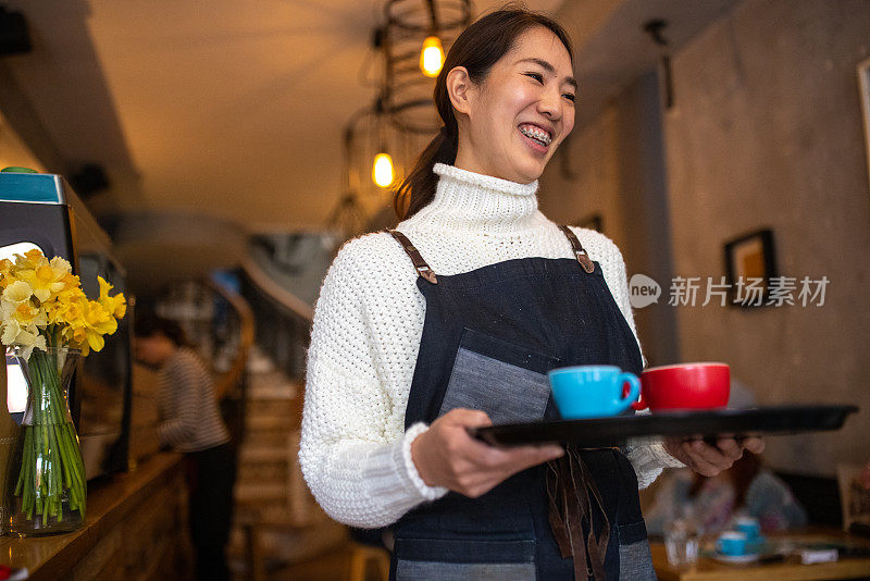 在咖啡店工作的女服务员是日本人