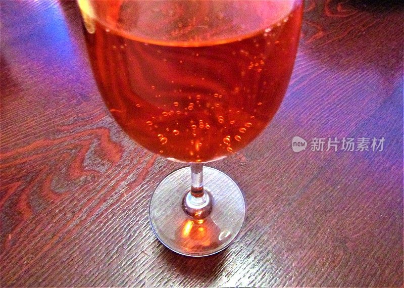 一杯起泡酒。光的效果。