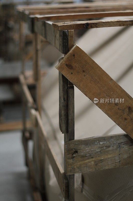 用木制框架组装包层，防止损坏。