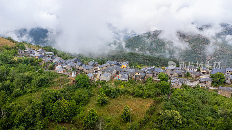 无人机拍摄的西班牙山村