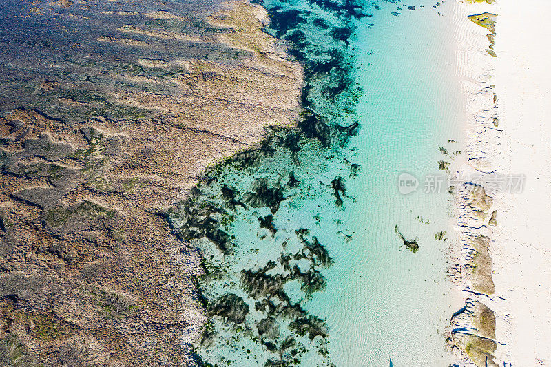 巴厘岛-武吉半岛南部的珊瑚礁鸟瞰图。