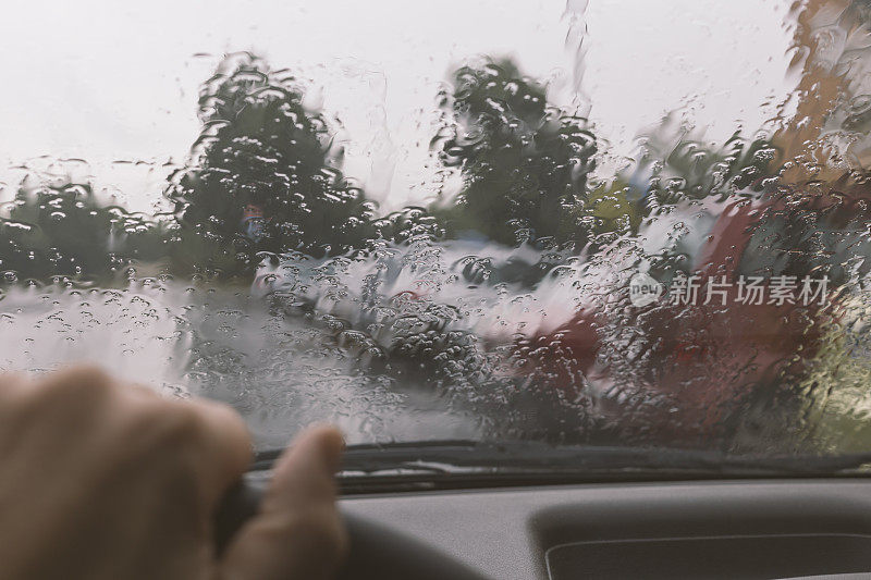 在雨中开车