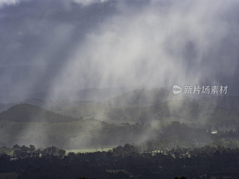 雨和云在山上