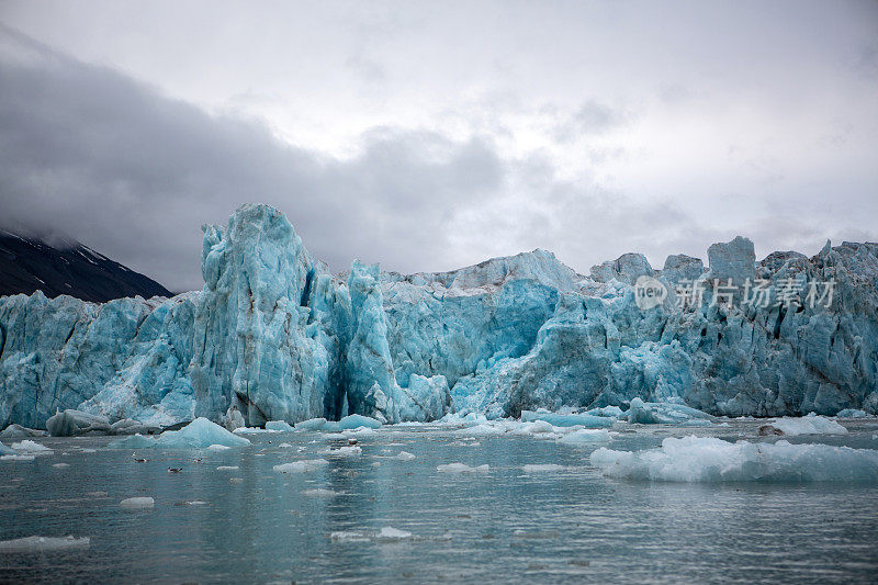 斯瓦尔巴群岛的蓝色冰川