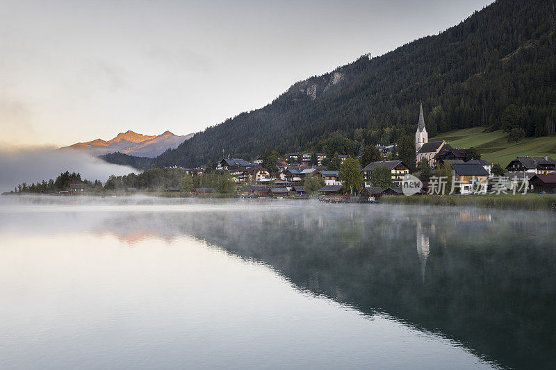 黎明亲吻着奥地利威森湖的山脉。