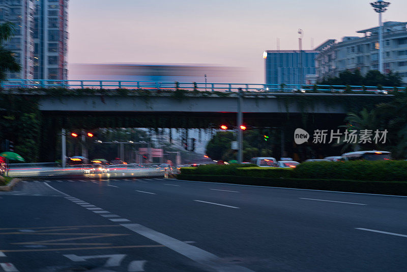 模糊的夜晚城市交通的图像