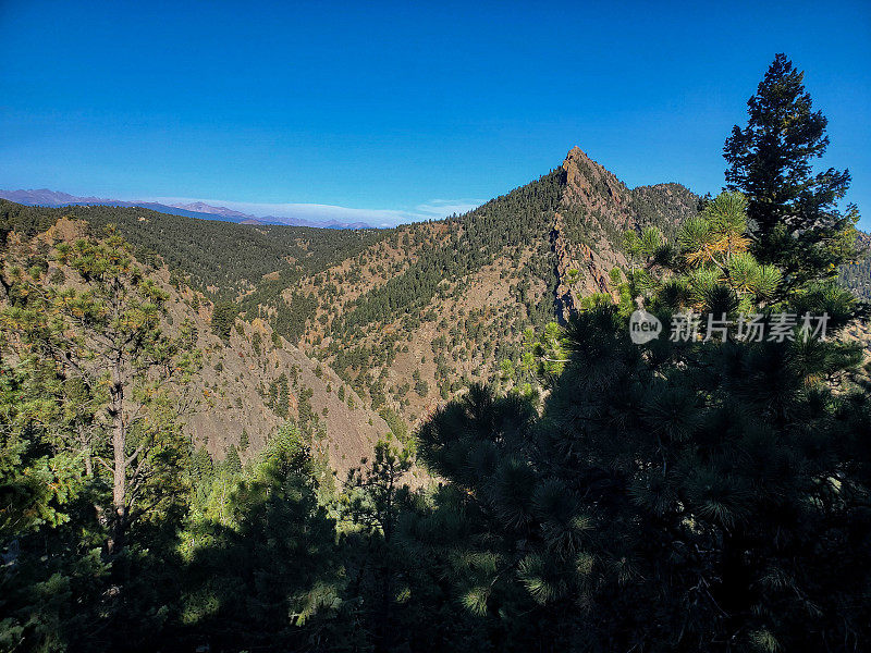 科罗拉多州博尔德市上方格林山陡峭倾斜的岩石南脊。