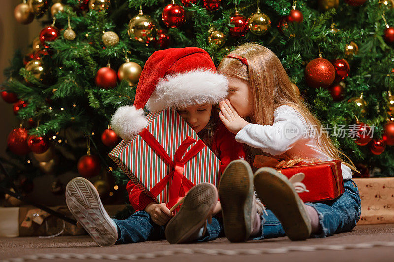 孩子们分享关于圣诞老人在圣诞树下发现的珍贵礼物的秘密