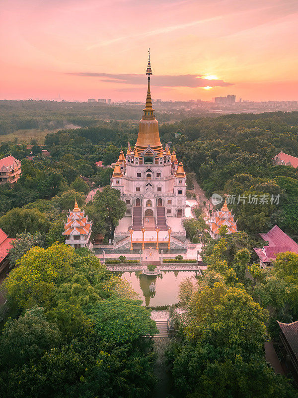 胡志明市布隆塔的鸟瞰图。一个美丽的佛教寺庙隐藏在越南胡志明市