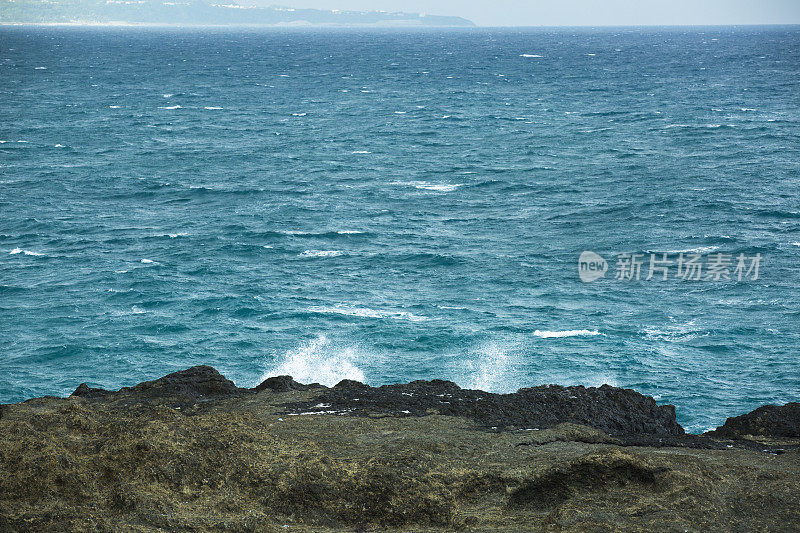 白浪溅水。蓝色的太平洋。