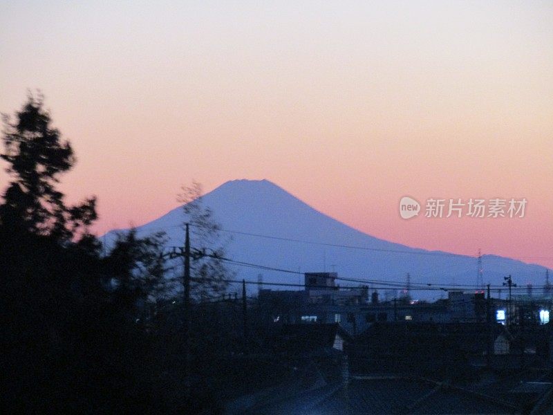 日本。2月。蓝蓝的富士山日落。