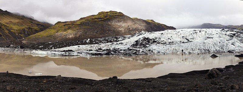 Sólheimajökull冰岛南部的冰川泻湖和山脉全景图