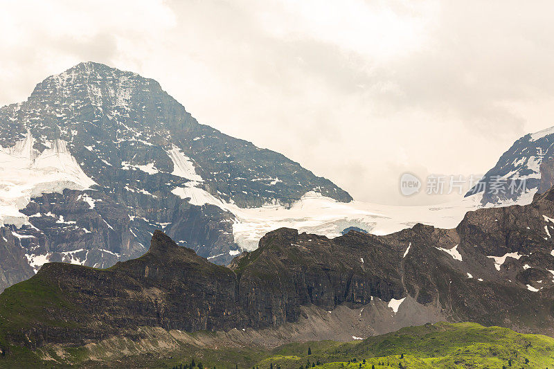 瑞士的山景。因特拉肯县的少女峰。白雪覆盖的山顶。