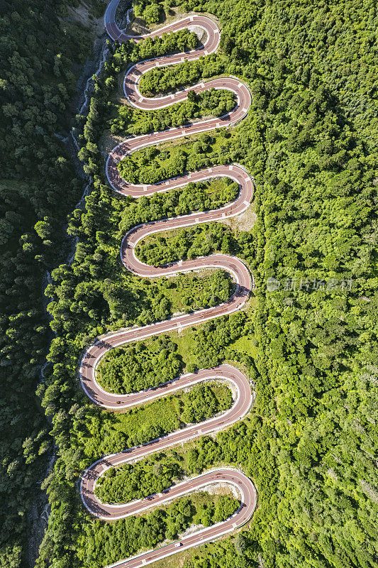 蜿蜒的山路