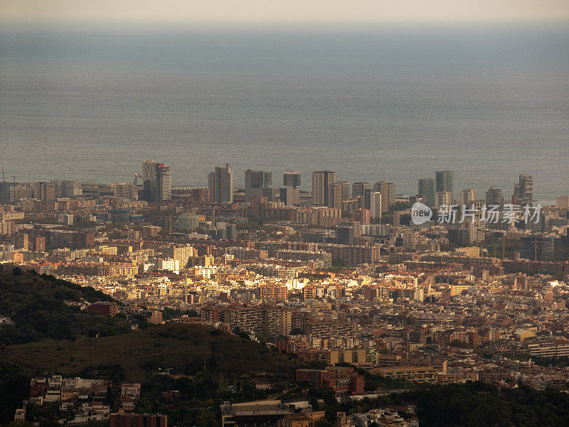 西班牙沿海城市的高角度鸟瞰图