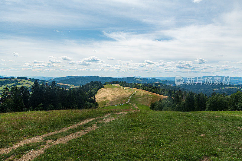 从基库拉山上俯瞰斯洛伐克和波兰边境的斯卡利特村