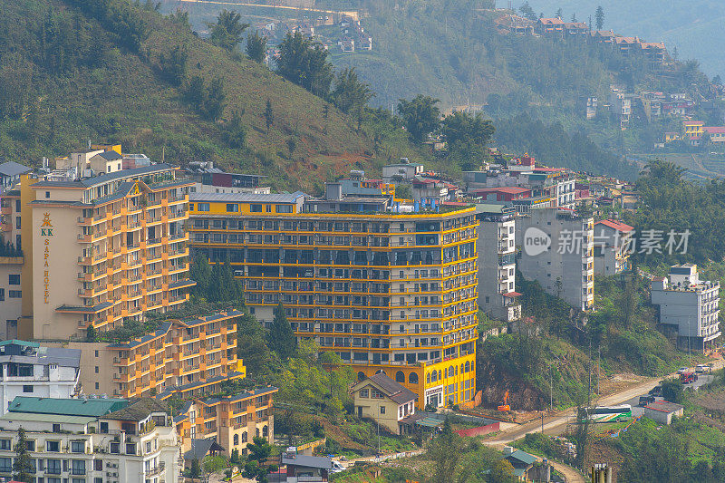 亚洲越南老蔡省萨帕市山城景观鸟瞰图，阳光明媚，夕阳西下，云中山景