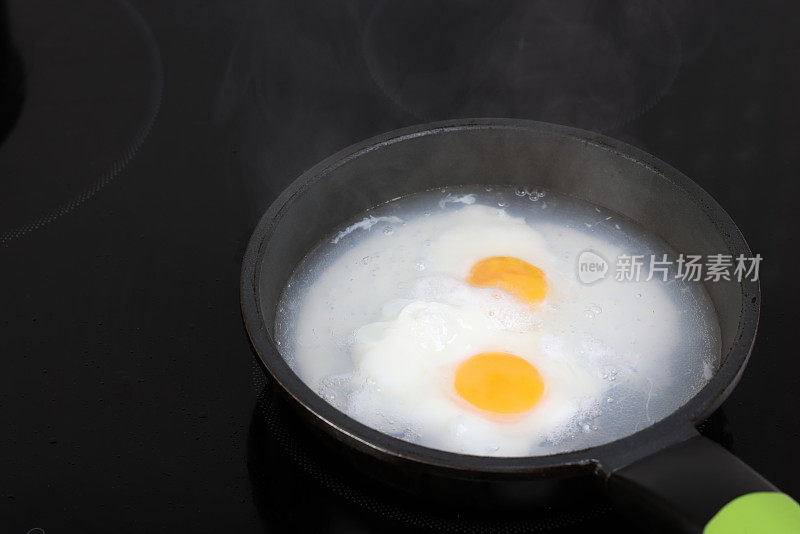 在电磁炉的煎锅里煮鸡蛋