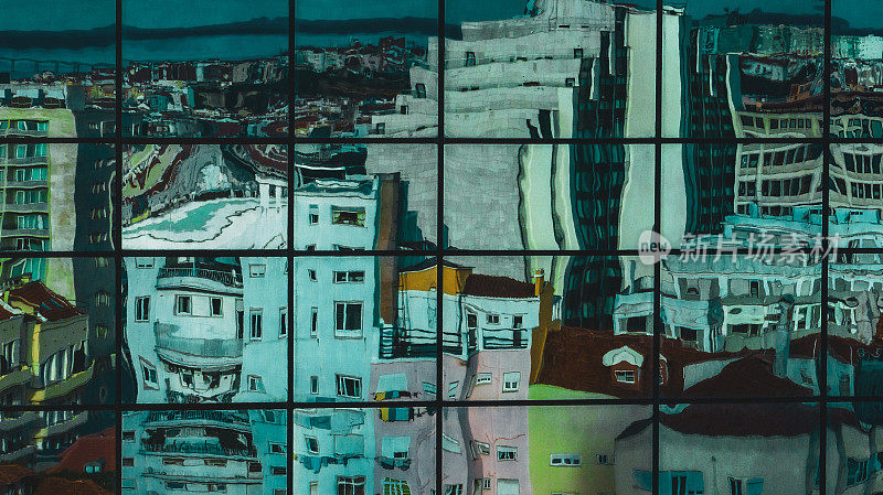 里斯本的航拍图像，建筑的形状非常美观，窗户上反射着城市的倒影
