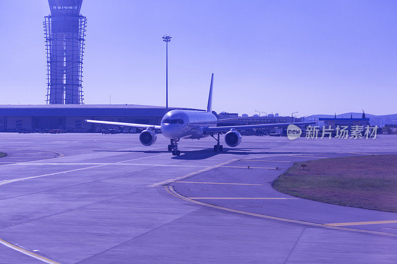 飞机在土耳其伊斯坦布尔萨比哈-戈克岑机场等待起飞