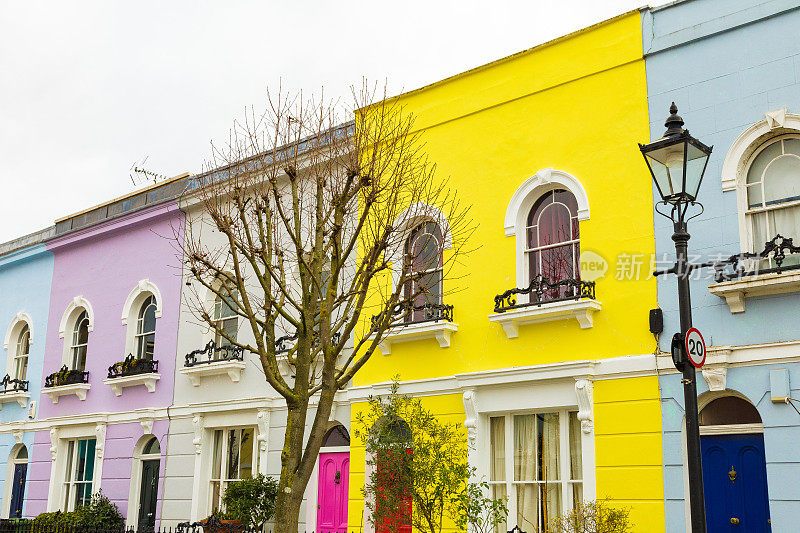 英国伦敦，卡姆登凯利大街上五颜六色的排屋