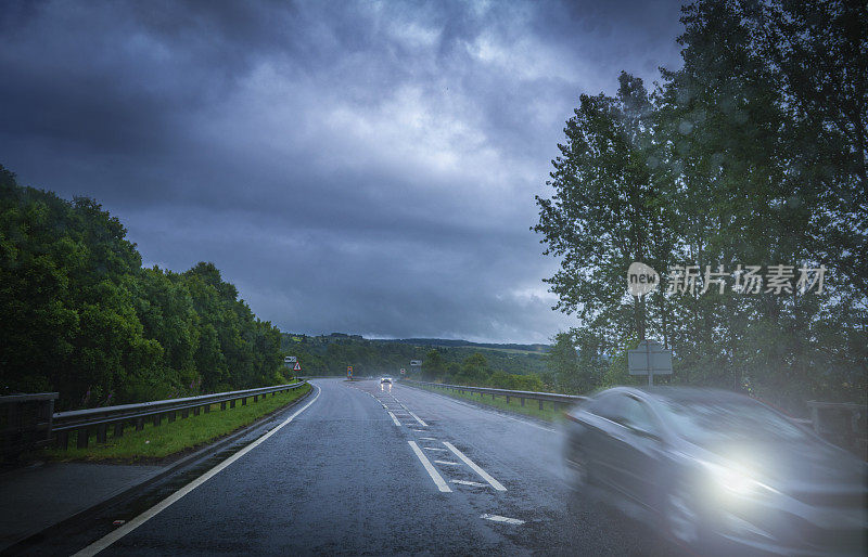 在英国，雨天在多雾的道路上行驶