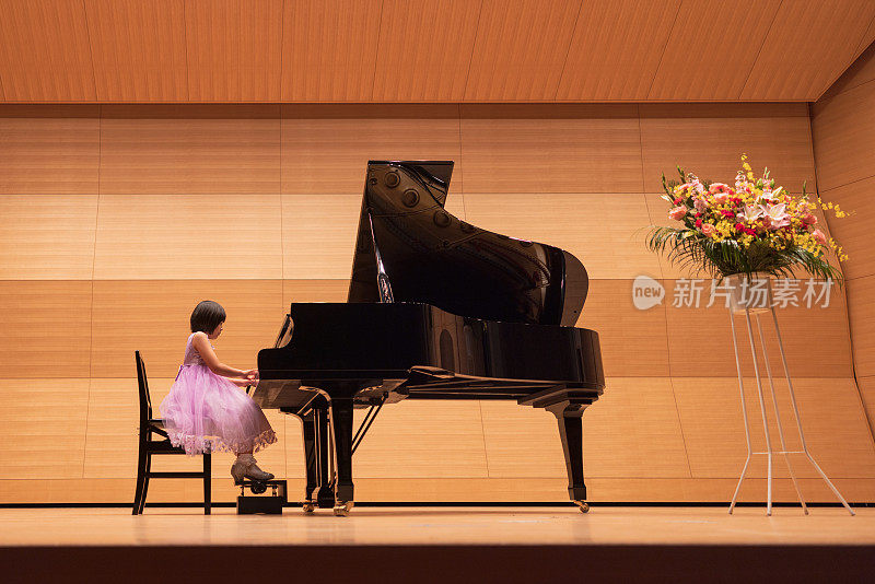 小女孩在音乐厅弹钢琴