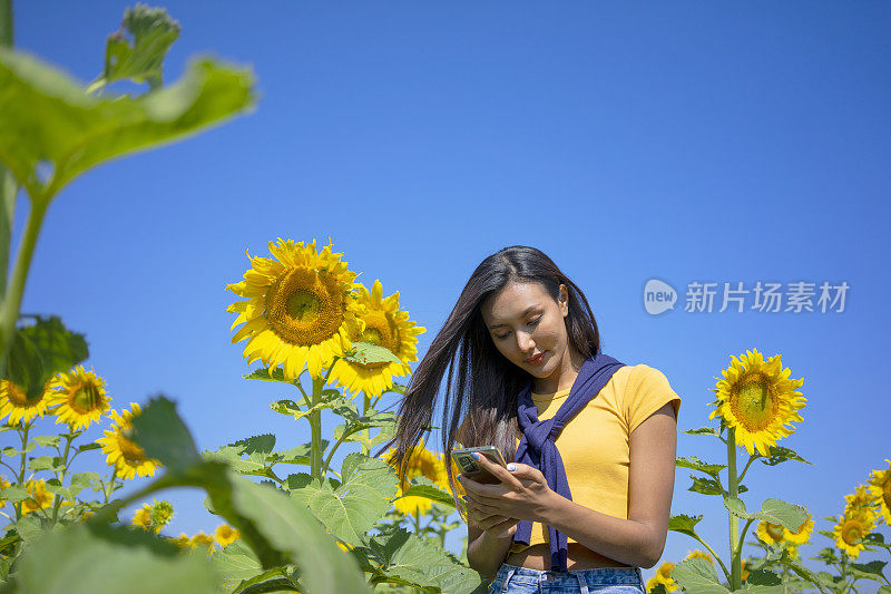 女人周末旅行。