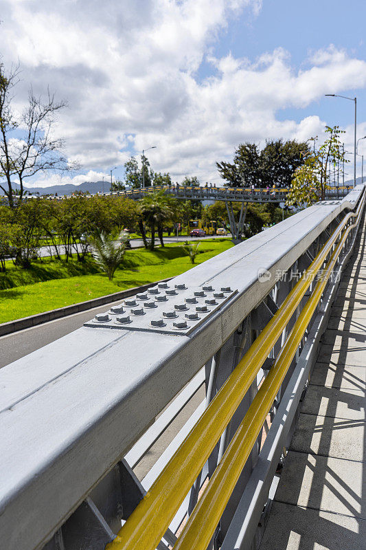 波哥大市和第26街的人行天桥(哥伦比亚)。基础设施