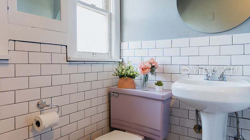 带白色瓷砖的复古紫色浴室
