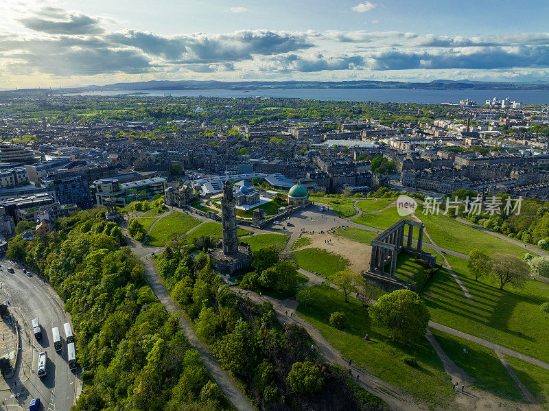 鸟瞰卡尔顿山纪念碑和福斯湾，爱丁堡，苏格兰，英国