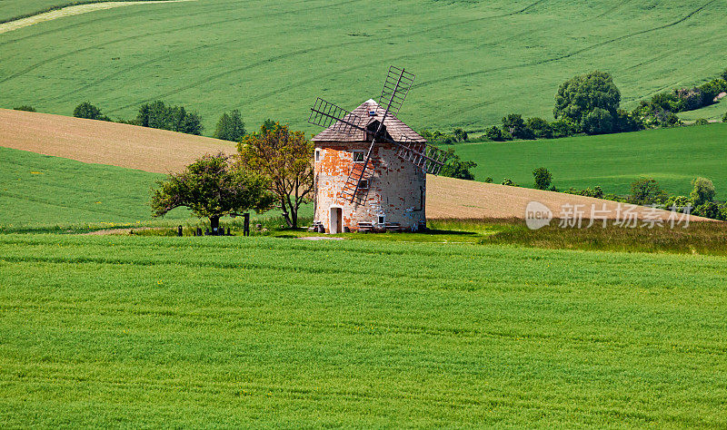 捷克共和国南摩拉维亚绿色山丘上的老风车。
