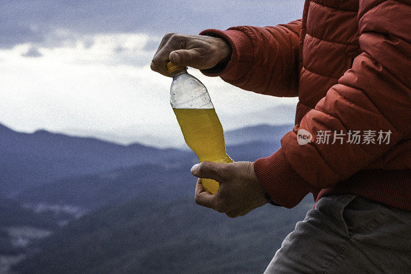 手持自然运动饮料瓶。