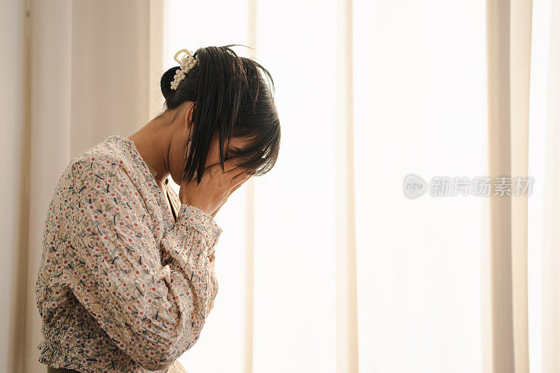 一位亚洲女性患有抑郁症和焦虑症。她的精神状态很虚弱。