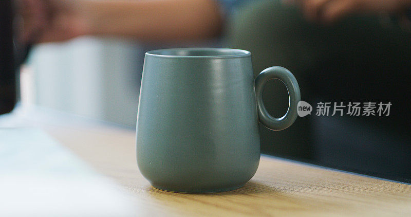 陶瓷，咖啡和马克杯放在厨房的木柜台上，作为早上的常规热饮料。在现代家庭、住宅或公寓里，早餐时可以在桌子上放上茶、卡布奇诺和蓝色粘土杯。