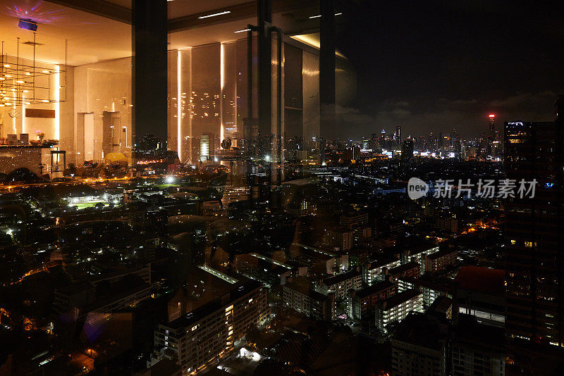 夜间灯火通明的高层建筑和曼谷天际线