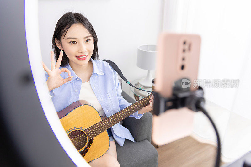 视频女博主教如何弹吉他和唱歌，在家，远程办公吉他老师在家