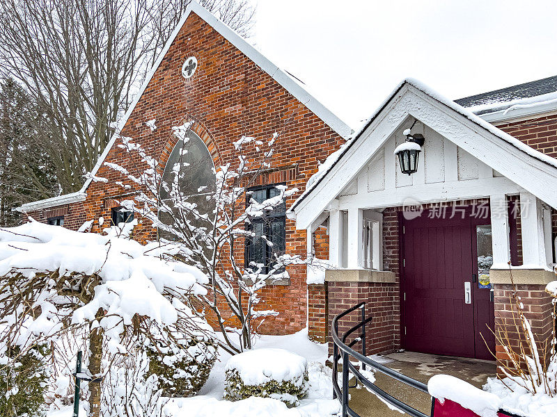 圣犹达圣公会教堂，加拿大哈尔顿地区奥克维尔镇的冬季景观