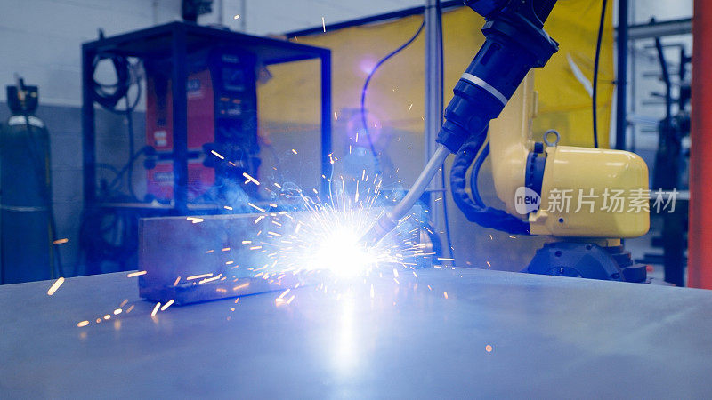 焊接，自动化，工厂机械臂制造，数控及未来。工业，技术和机器学习与机器人火花生产，装配和人工智能建设