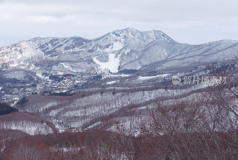 日本山形县的灶山冬季景观