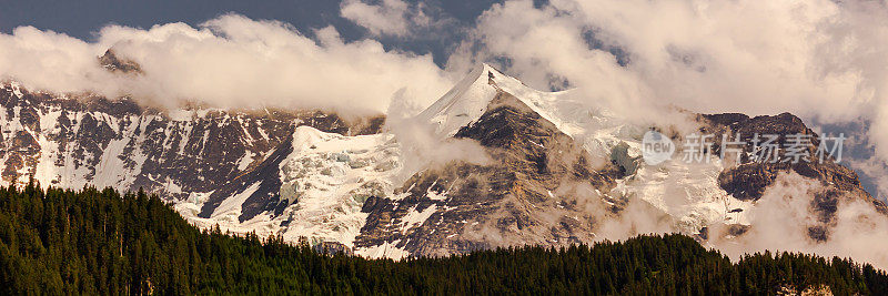 瑞士阿尔卑斯山。瑞士。艾格峰，Mönch和少女峰。Lauterbrunnen。伯尔尼州。茵特拉肯。